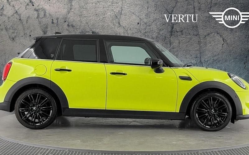 Usado Mini Cooper Exclusive 136 CV (100 kW) 2022 Amarillo Utilitario