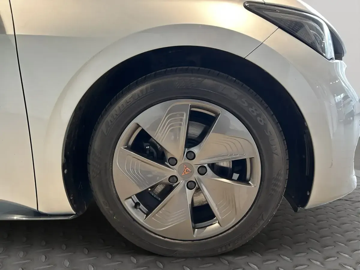 Usado Cupra Born 61 kW (84 CV) 2022 Plateado Utilitario