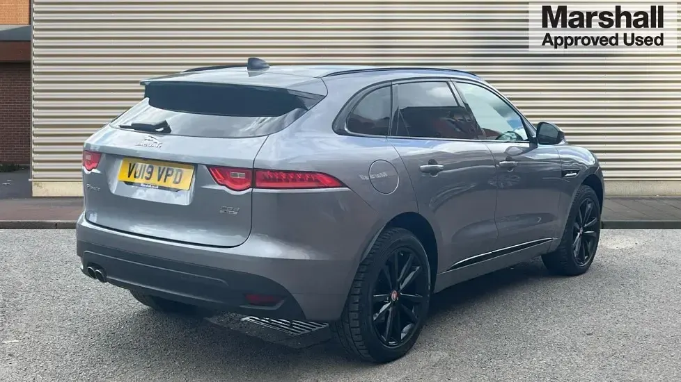 Usado Jaguar F-Pace Chequered Flag 180 HP (132 kW) 2019 Cinzento SUV