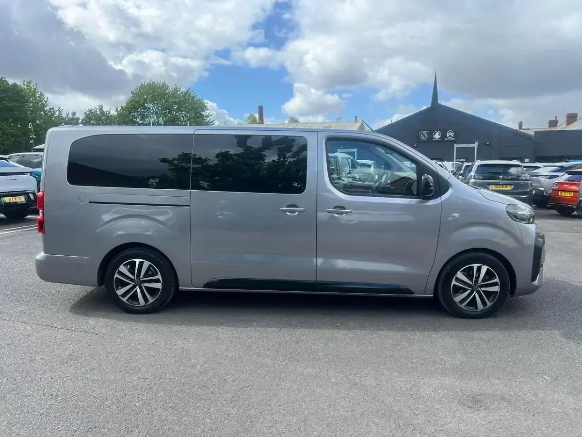 Begagnad Peugeot e-Traveller Allure 98 kW (134 HK) 2025 Grå Minibuss