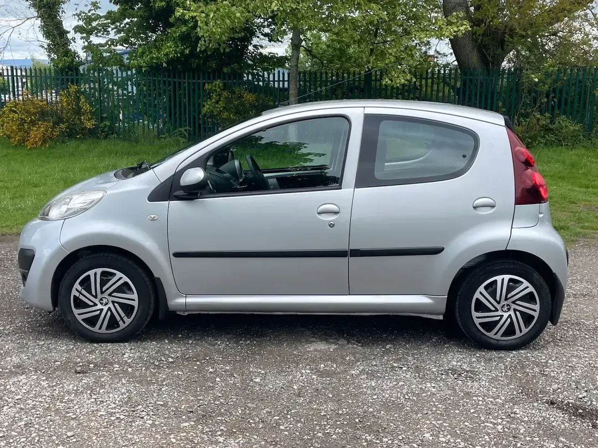 Used Peugeot 107 Active 68 HP (50 kW) 2013 Silver Hatchback