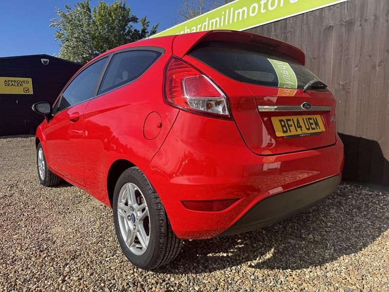 Usado Ford Fiesta Zetec 82 HP (60 kW) 2014 Vermelho Citadino