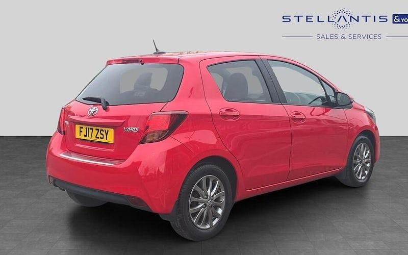 Begagnad Toyota Yaris 69 HK (50 kW) 2016 Röd Halvkombi