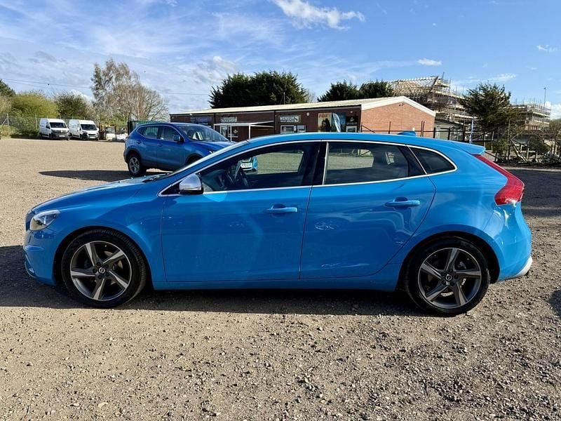 Used Volvo V40 R-Design 115 HP (84 kW) 2015 Blue Hatchback