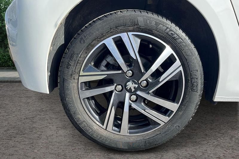 Used Peugeot 208 Allure 100 HP (73 kW) 2021 Bianca white Hatchback