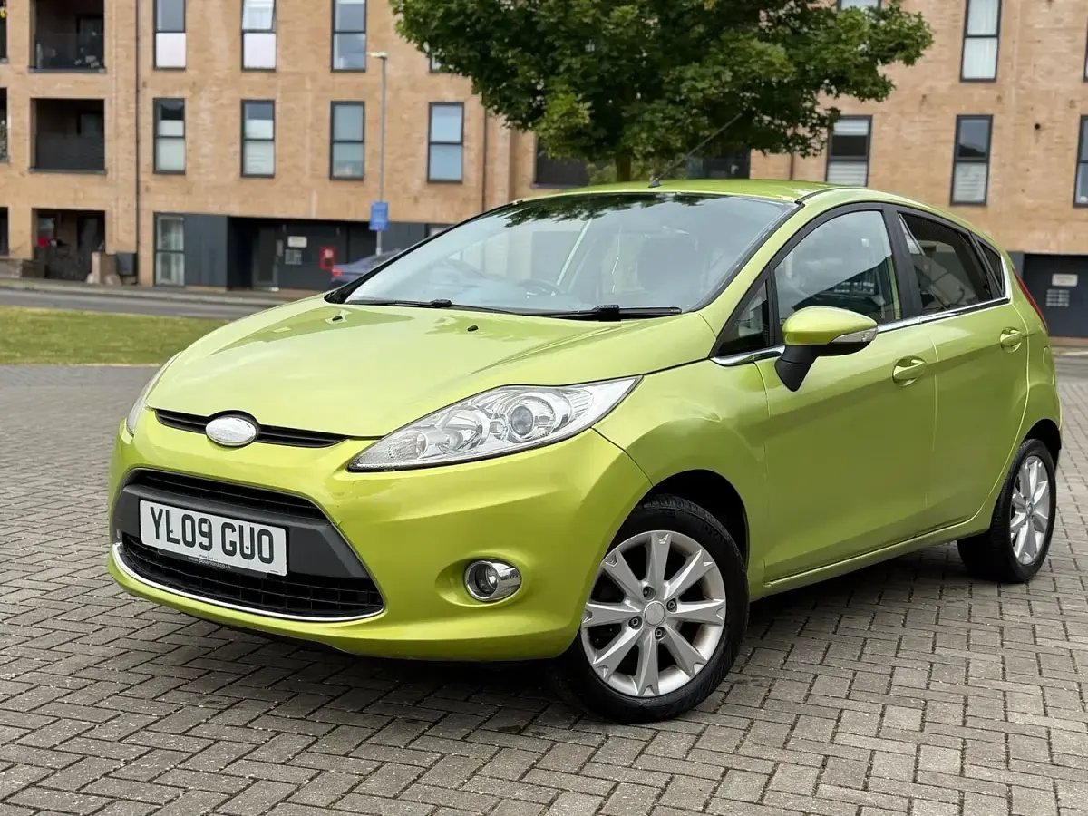 Begagnad Ford Fiesta Zetec 2010 Grön Halvkombi