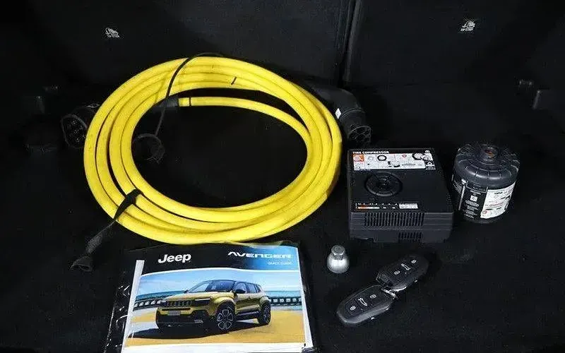 Used Jeep Avenger EV Summit 114 kW (156 HP) 2025 Yellow/black SUV