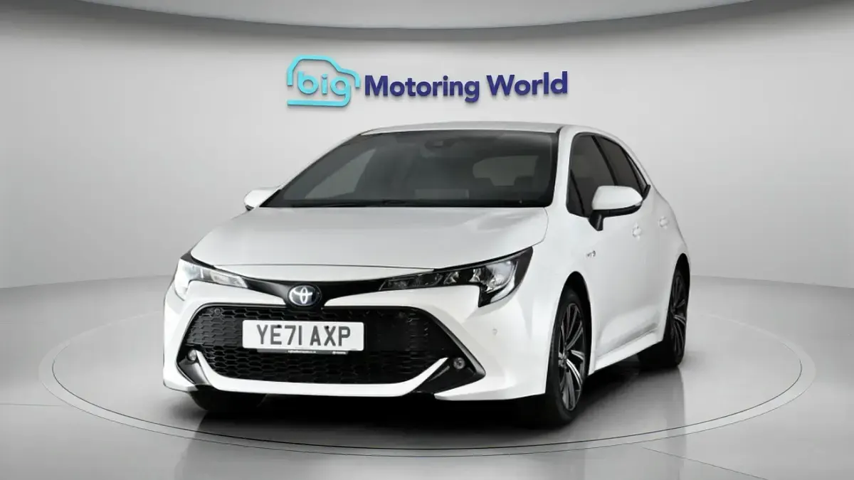 Used Toyota Corolla Design 122 HP (89 kW) 2021 White Hatchback