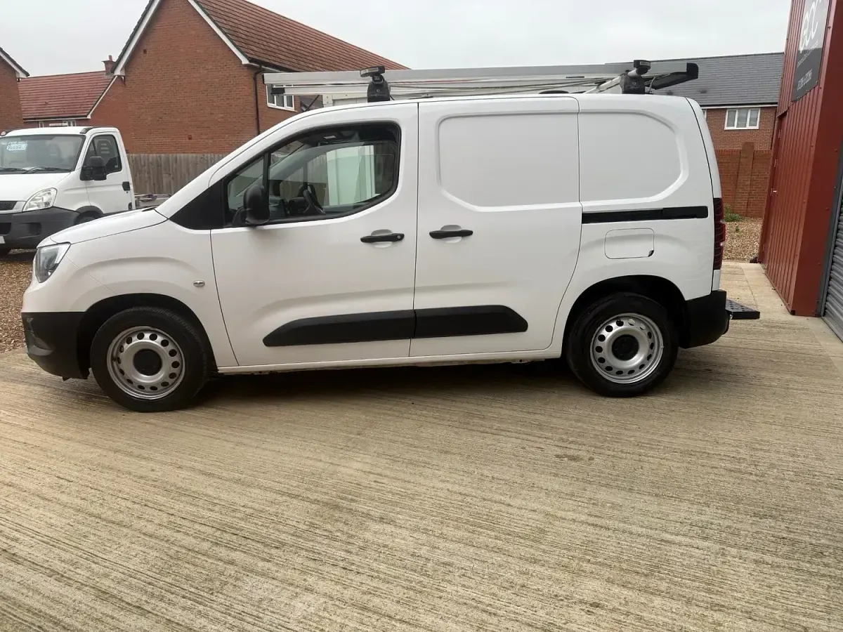 Used Vauxhall Combo Edition 100 HP (73 kW) 2019 White Van