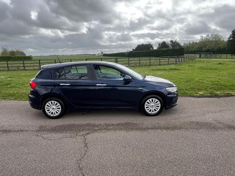 Begagnad Fiat Tipo Easy 2017 Blå Halvkombi