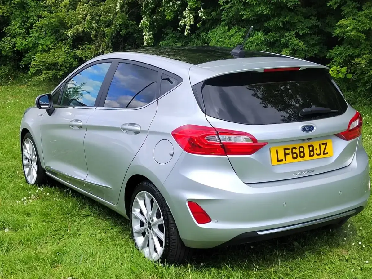 Second-hand Ford Fiesta 99 CP (72 kW) 2018 Argintiu Hatchback