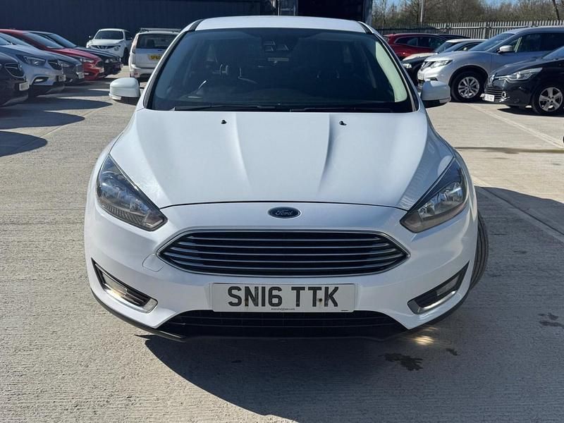 Begagnad Ford Focus Titanium 120 HK (88 kW) 2016 Vit Halvkombi