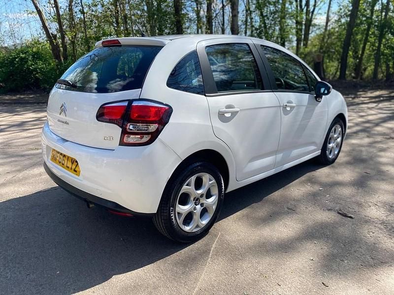 Begagnad Citroën C3 PureTech 2016 Vit Halvkombi