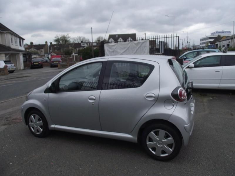 Używany Toyota Aygo 67 KM (49 kW) 2011 Srebrny Hatchback