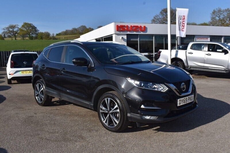 Black Used 2019 Nissan Qashqai N-Connecta SUV | £12,782 (Fair price) - Image 1/4