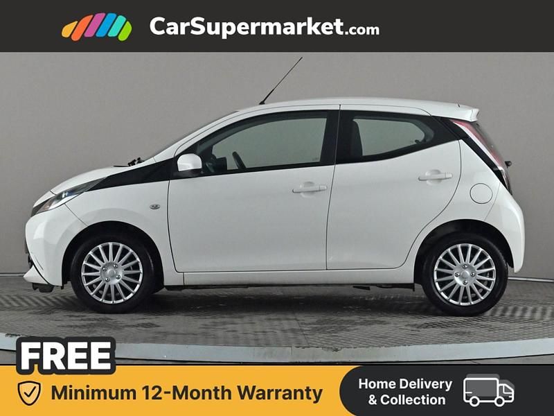 Used Toyota Aygo X-play 69 HP (50 kW) 2016 White Hatchback