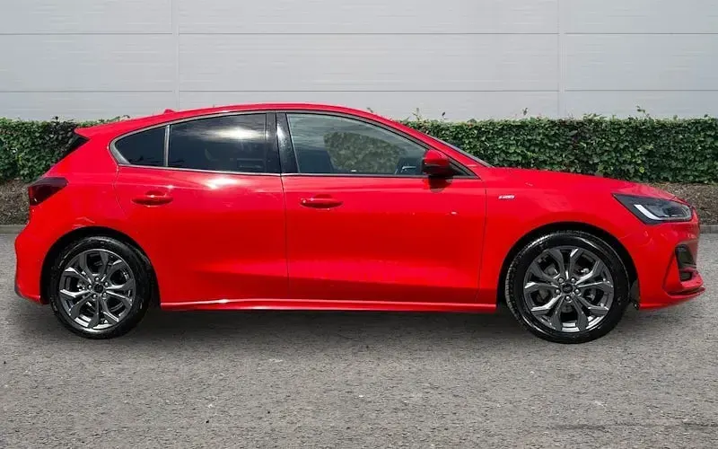 Used Ford Focus ST-Line 125 HP (91 kW) 2023 Red Hatchback