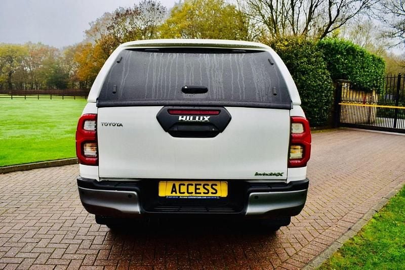 Used Toyota HiLux 201 HP (147 kW) 2022 White Pickup