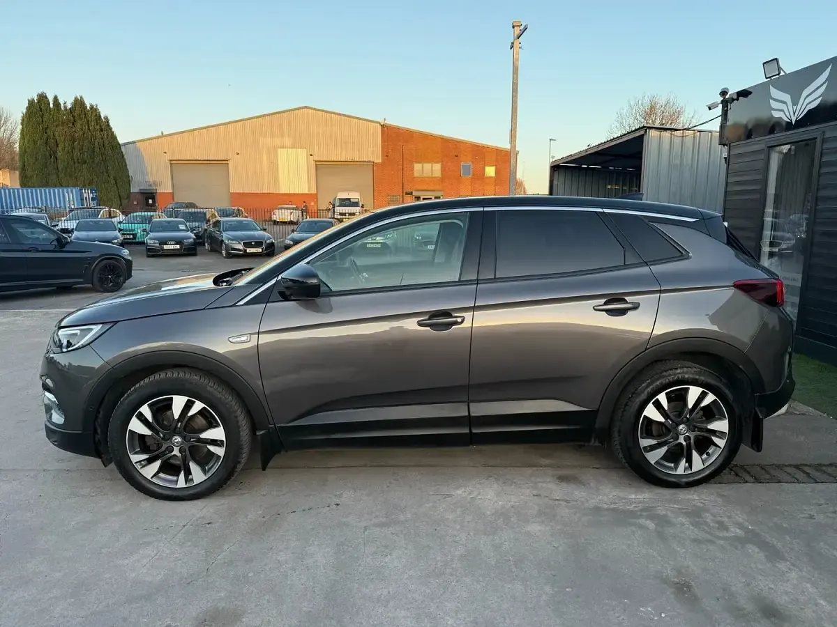 Used Vauxhall Grandland X SRi 130 HP (95 kW) 2020 Grey SUV