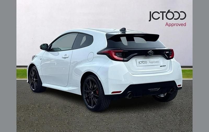 Used Toyota Yaris 257 HP (189 kW) 2021 White Hatchback