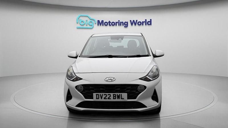 Used Hyundai i10 SE 67 HP (49 kW) 2022 White Hatchback