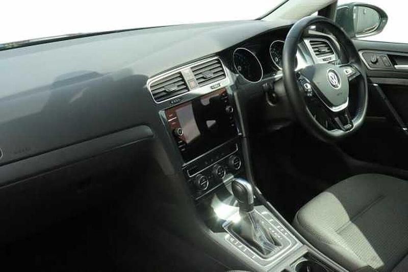 Begagnad VW e-Golf 99 kW (135 HK) 2020 Grå Halvkombi