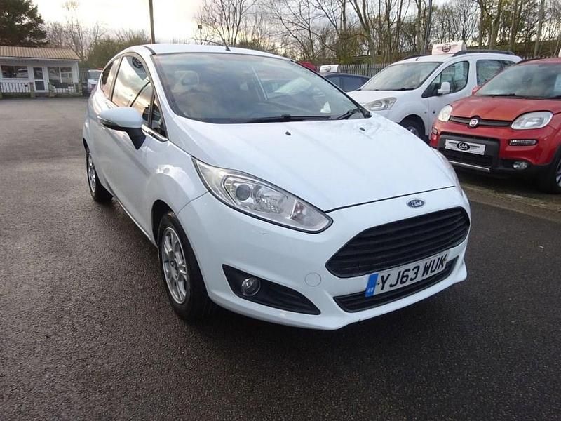 White Used 2013 Ford Fiesta Zetec Hatchback | £2,795 (A bit pricey) - Image 1/4