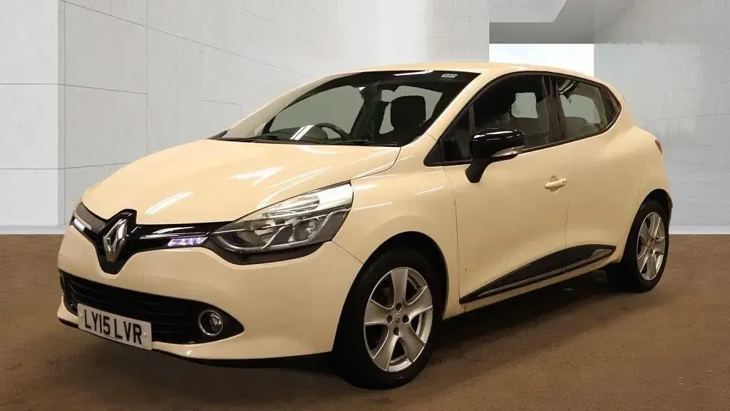 Used Renault Clio Dynamique 75 HP (55 kW) 2015 Cream Hatchback