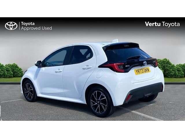 Used Toyota Yaris Hybrid Design 116 HP (85 kW) 2023 White Hatchback