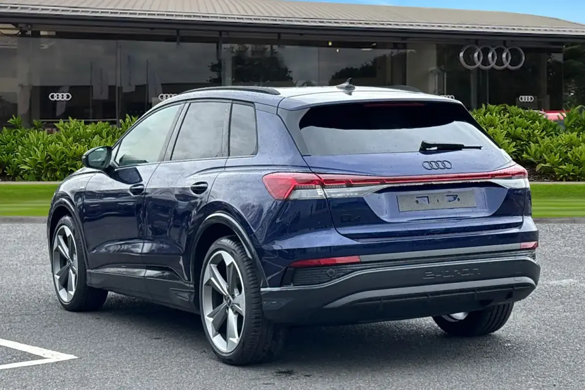 Nouă Audi Q4 e-tron Black Edition 210 kW (286 CP) 2026 Albastru SUV
