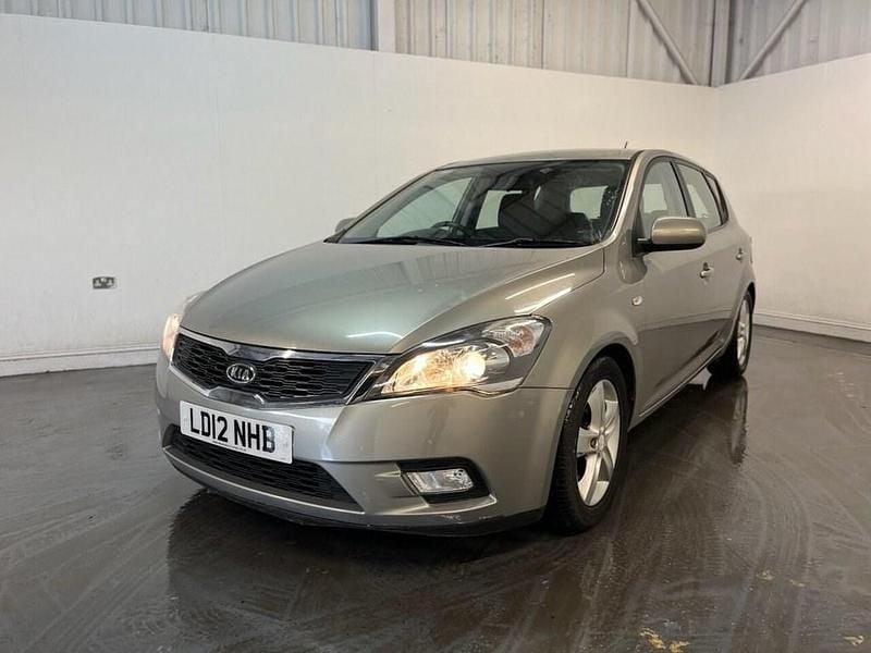 Used Kia Ceed 89 HP (65 kW) 2012 Silver Hatchback