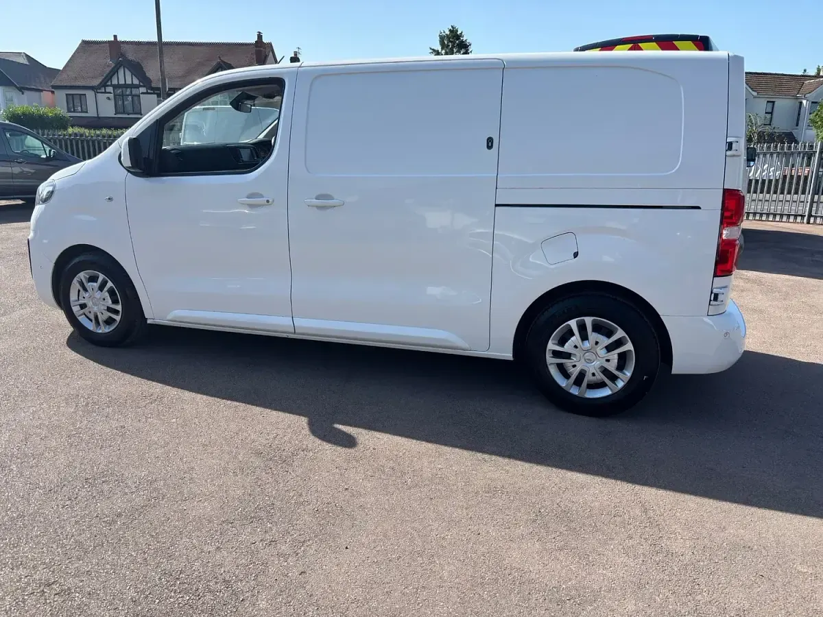 Used Vauxhall Vivaro Sportive 100 HP (73 kW) 2020 White MPV
