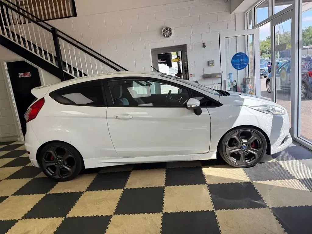 Used Ford Fiesta ST 182 HP (133 kW) 2016 White Hatchback