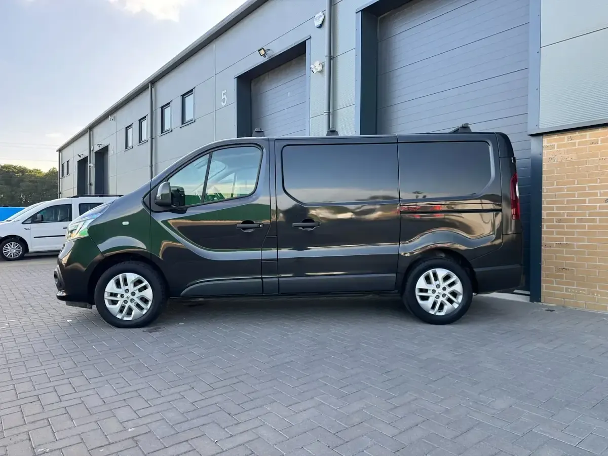 Used Renault Trafic 2020 Black MPV