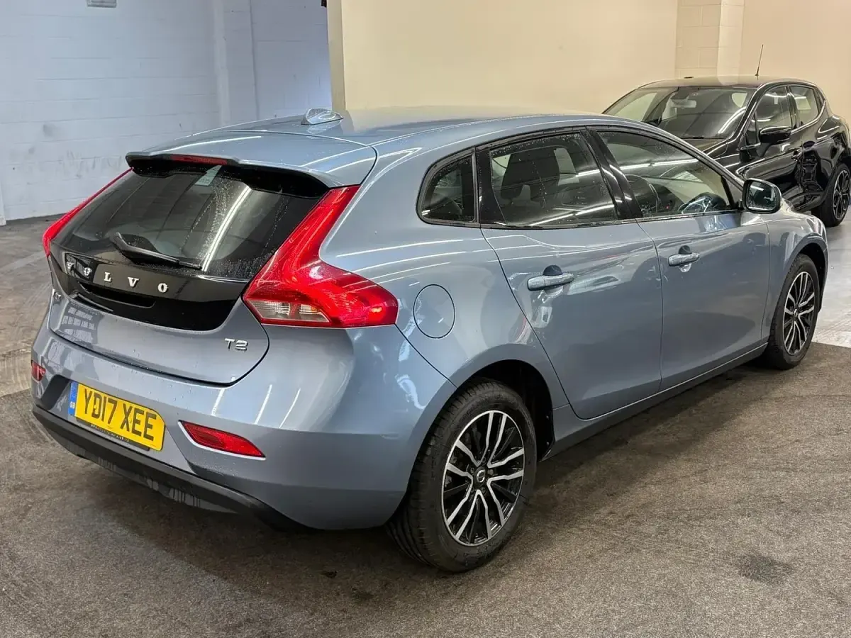 Used Volvo V40 Momentum 2017 Blue Hatchback