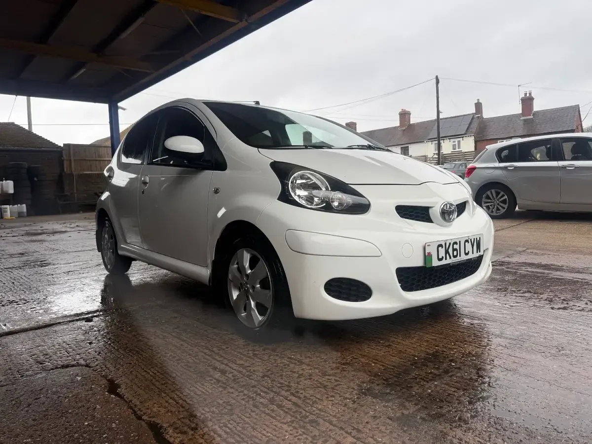 Used Toyota Aygo 67 HP (49 kW) 2011 White Hatchback