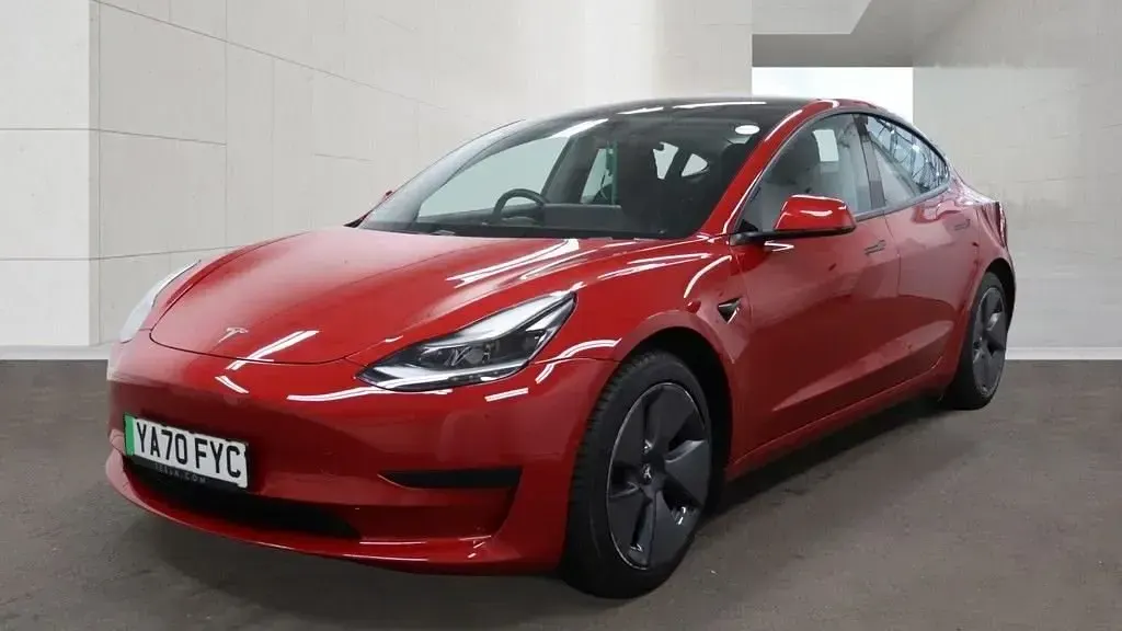 Używany Tesla Model 3 Standard Range Plus 180 kW (245 KM) 2020 Czerwony Sedan/Limuzyna