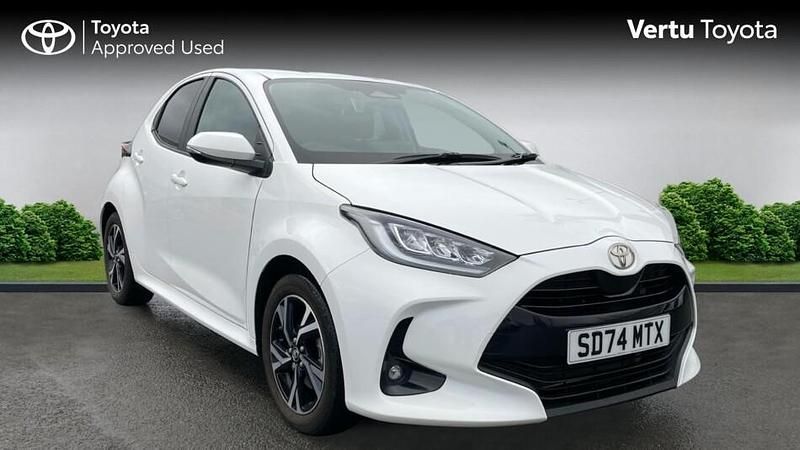Used Toyota Yaris Hybrid Design 116 HP (85 kW) 2024 White Hatchback