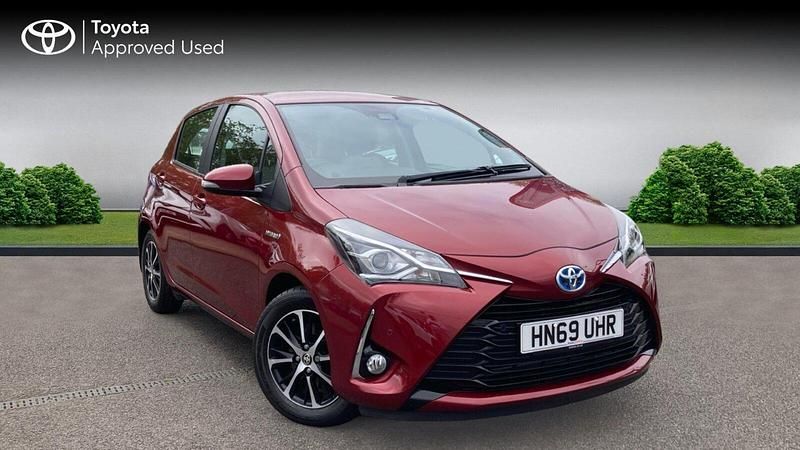 Second-hand Toyota Yaris Hybrid 101 CP (74 kW) 2019 Roșu Hatchback