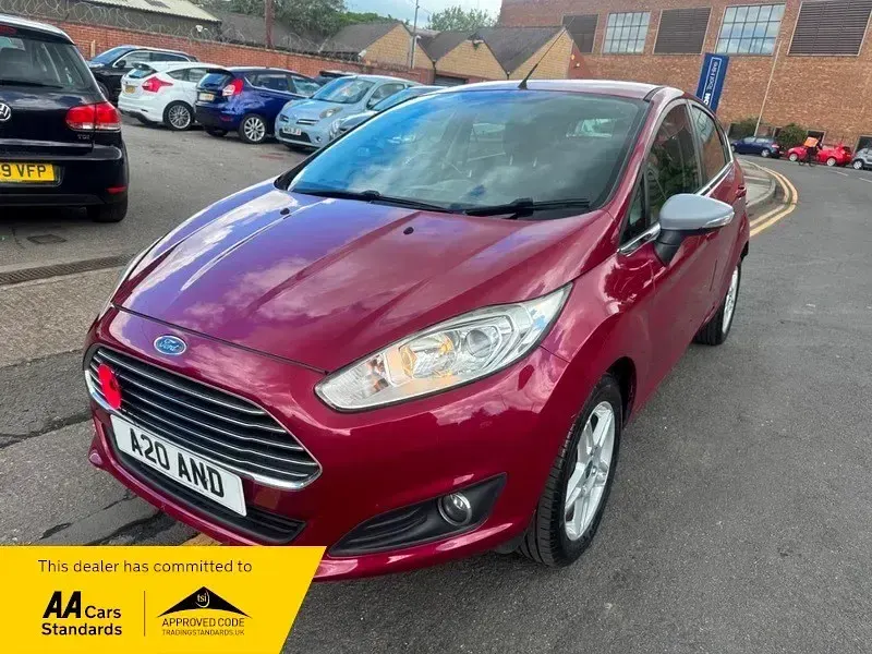 Second-hand Ford Fiesta Zetec 2013 Roșu Hatchback