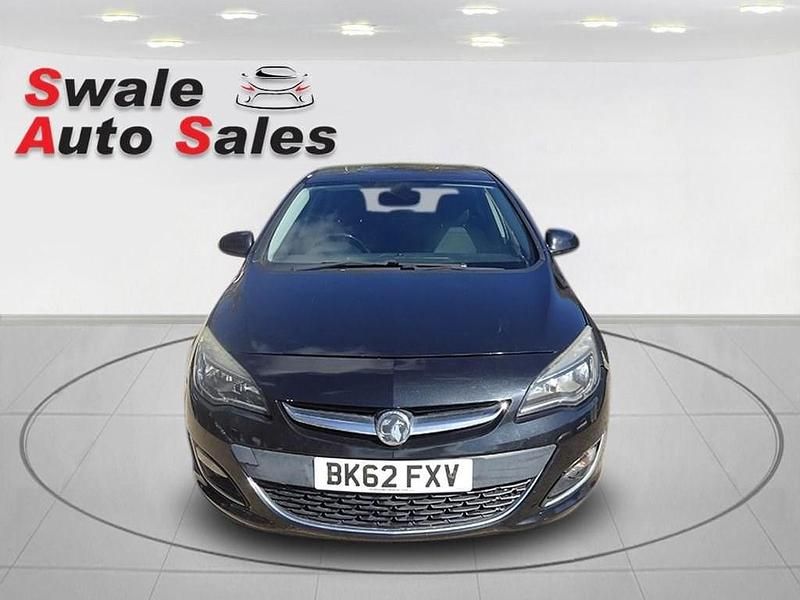 Second-hand Vauxhall Astra 165 CP (121 kW) 2012 Negru Hatchback