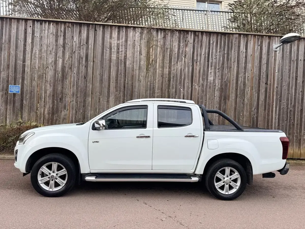Used Isuzu D-Max 160 HP (117 kW) 2017 White Pickup