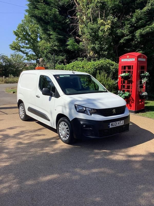 White Used 2021 Peugeot Partner MPV | £6,450 (Super price) - Image 1/4