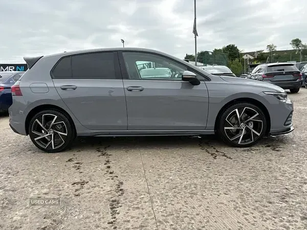 Begagnad VW Golf VIII Life 2022 Grå Halvkombi