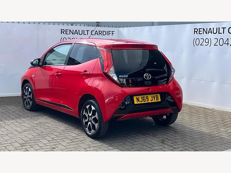 Used Toyota Aygo Trend 72 HP (52 kW) 2019 Red Hatchback