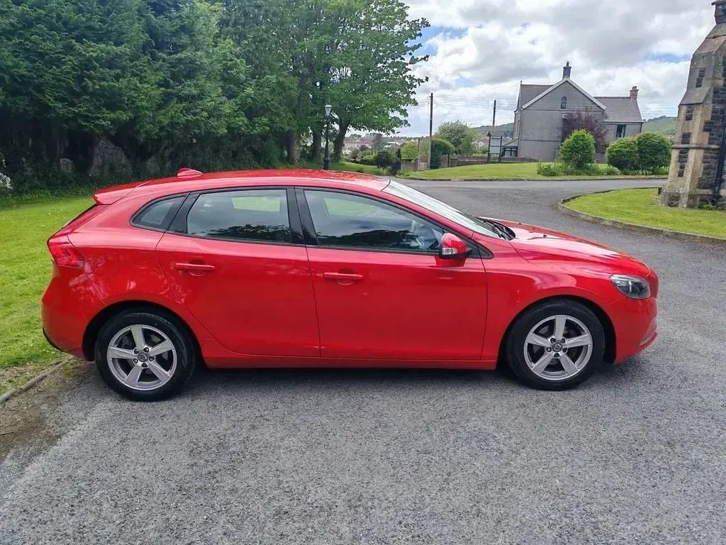 Gebraucht Volvo V40 115 PS (84 kW) 2015 Rot Kleinwagen