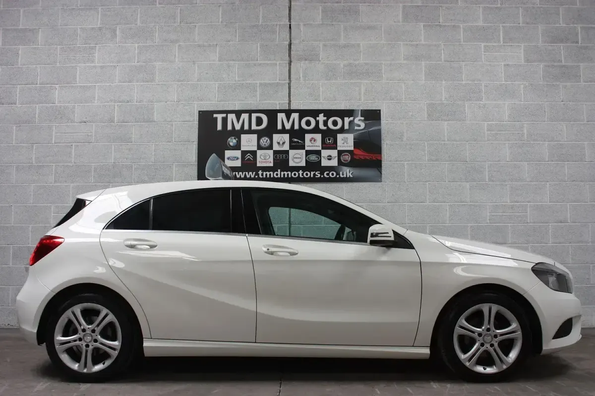 Used Mercedes A180 Sport Edition 109 HP (80 kW) 2015 White Hatchback