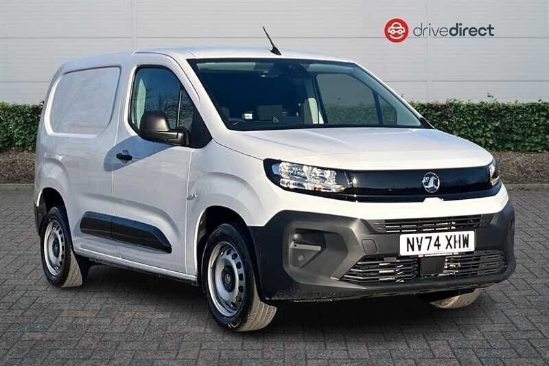 Solid kaolin white New 2025 Vauxhall Combo S MPV | £16,850 (Fair price) - Image 1/4