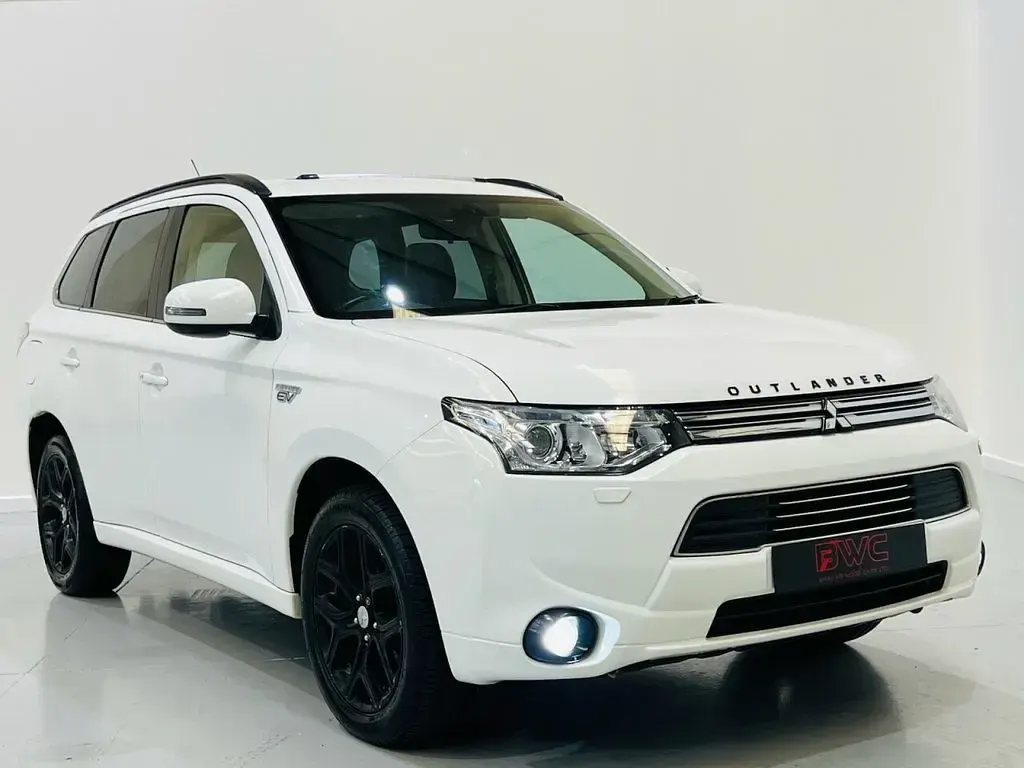 Used Mitsubishi Outlander P-HEV 200 HP (147 kW) 2014 White SUV