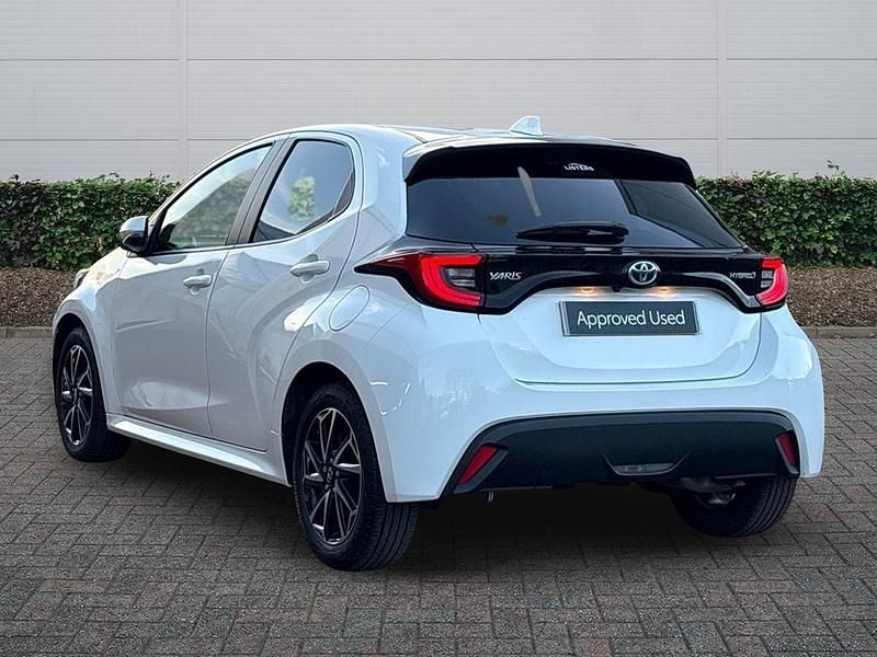 Used Toyota Yaris Hybrid Design 2023 White Hatchback
